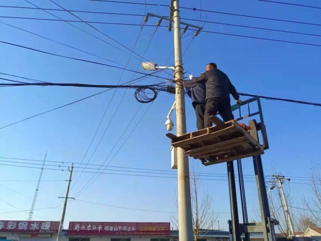 杂乱无章的架空线缆,好像一张"蜘蛛网"缠绕在官道李镇各电杆线路上