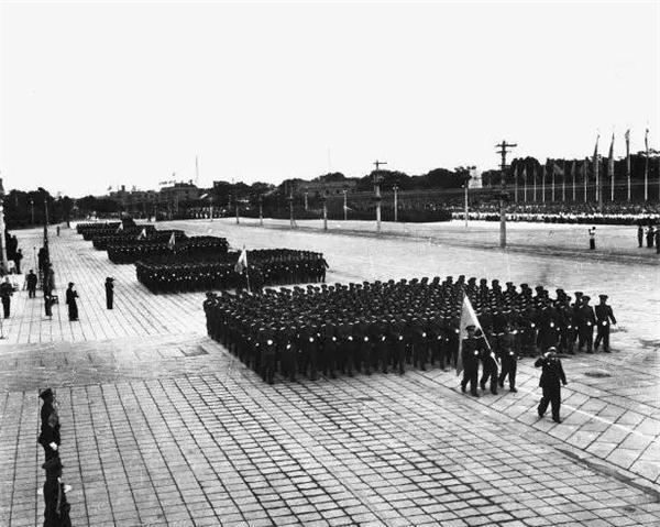 从1952 年至1956 年,刘子云连续五年担任南京军事学院阅兵方队的领队
