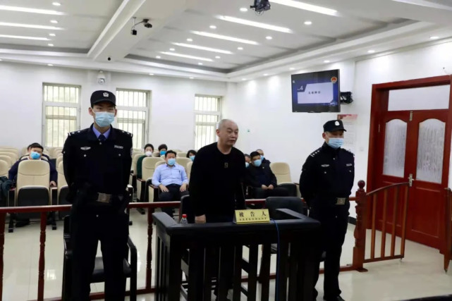 黑河市人大常委会原副主任何宝顺涉嫌贪污受贿案开庭