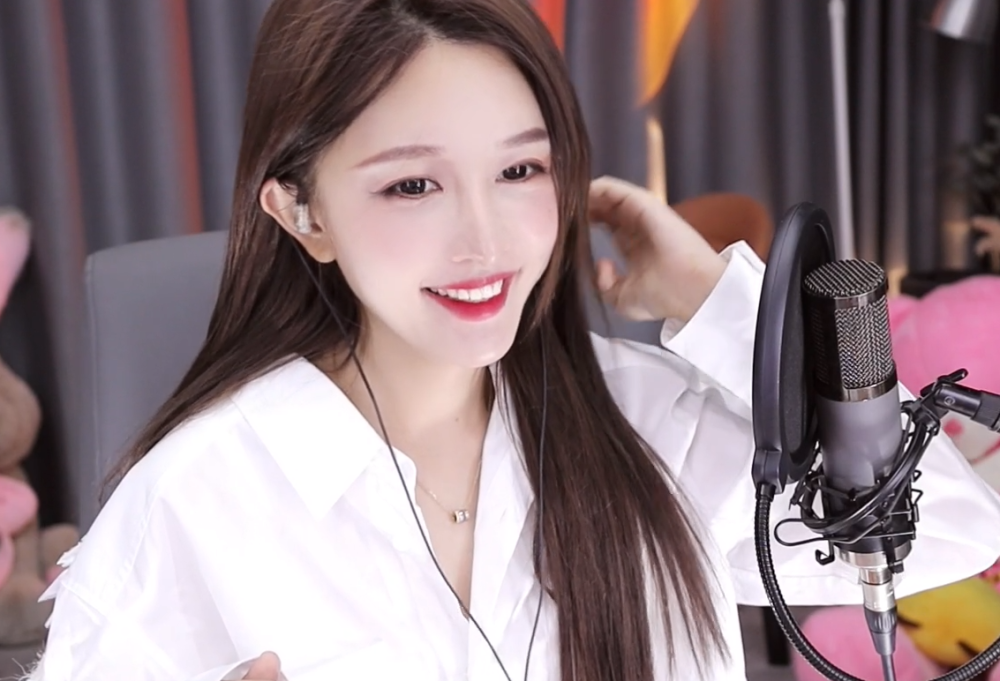 篮球场上黑丝倒立之后,林七七再和篮球结缘,要和林书