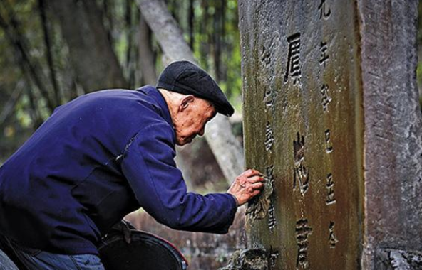 守墓老人和他守护的爱情