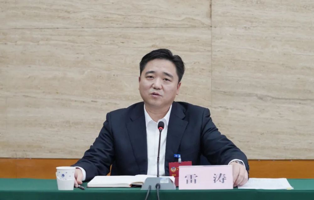 雷涛说:过去五年,各企业,企业家们为全区的经济发展作出了卓越贡献,在