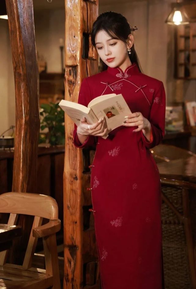 优雅美女红色旗袍美艳动人