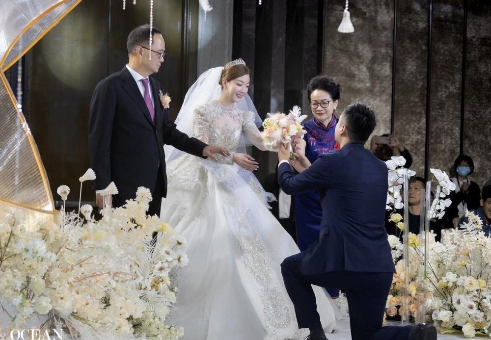 李永波亮相才59岁胖得脖子看不见了林丹戴名表现身婚礼引热议