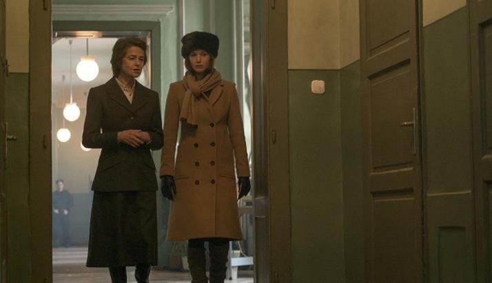 为了占据主动权,在法国政府中安插苏联间谍,"燕子"再一次行动了