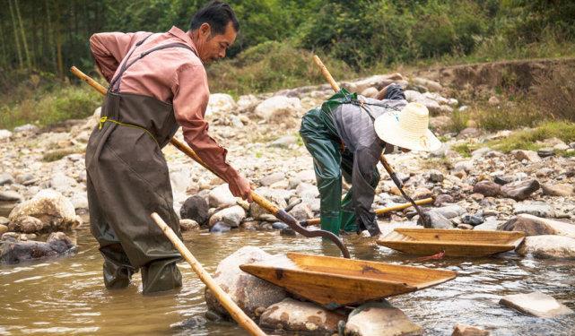 藏金沟的淘金客回家他们竟然将金子藏在这里胡子都找不到