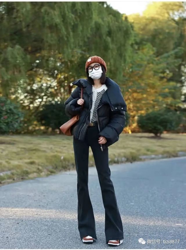 黑色短款羽绒服配什么裤子好看