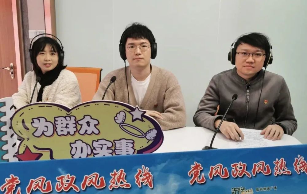 林圣杰(图中)问北上广等城市新能源车停车可以免费,福州有相关政策吗?