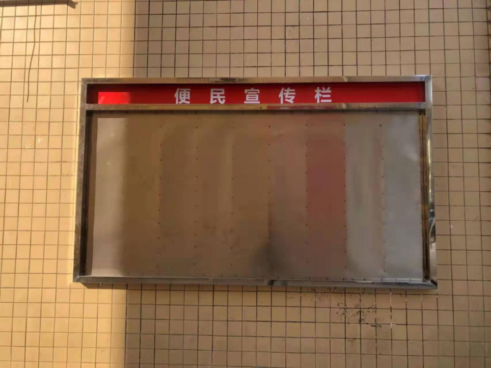 解决辖区内乱张贴问题,汤塘镇在汤塘街多处显眼位置设立了便民宣传栏