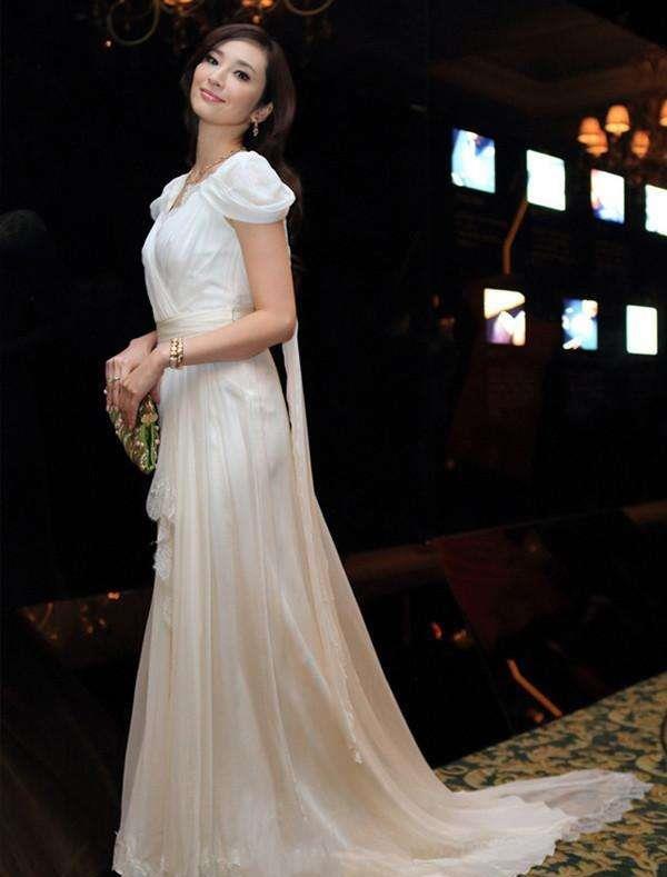 孩子生了4个却当不了正宫,吴佩慈富商男友被爆非法牟利百亿