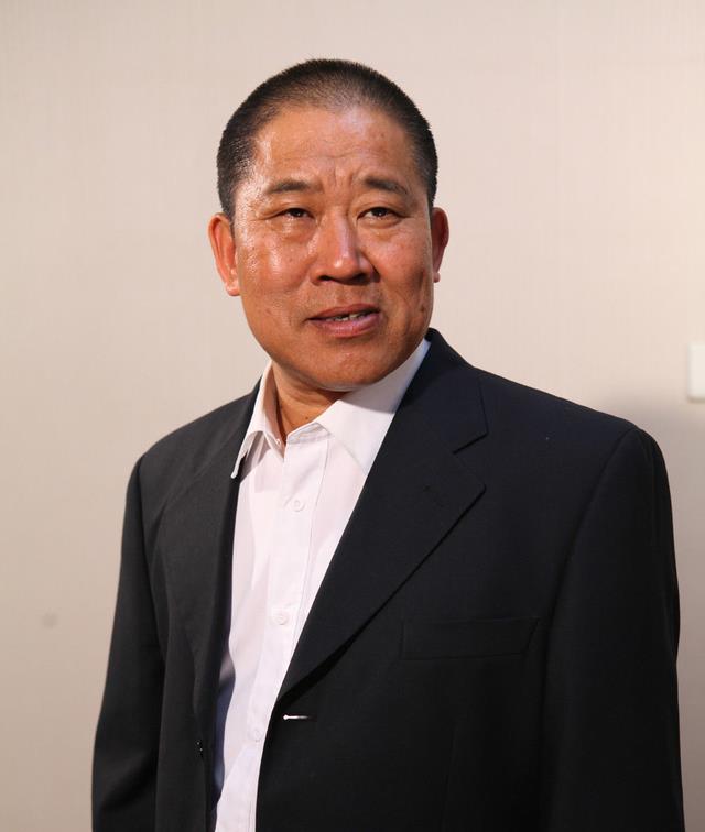 要钱没钱,要颜没颜,5位丑男演员,娶的老婆个个貌美如花