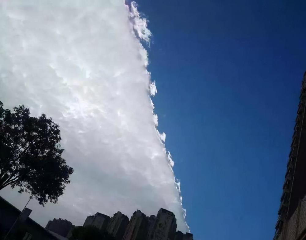 辽宁上空出现"堡状云"群众看后感觉不适,这预示着什么呢?_腾讯新闻