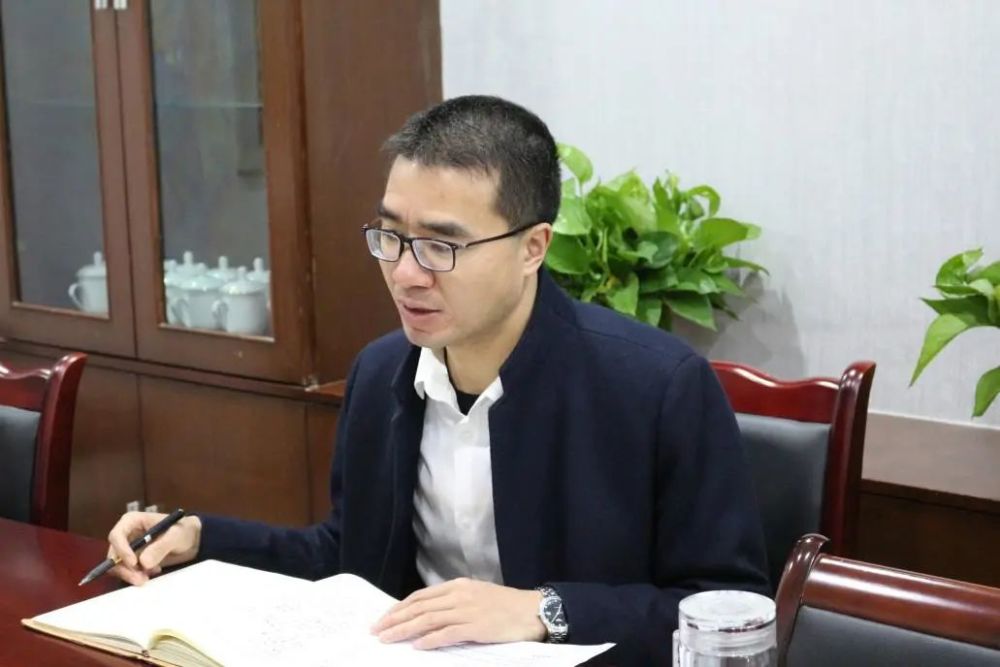 仪陇县委常委政法委书记胡爱明主持召开县委政法委委务会