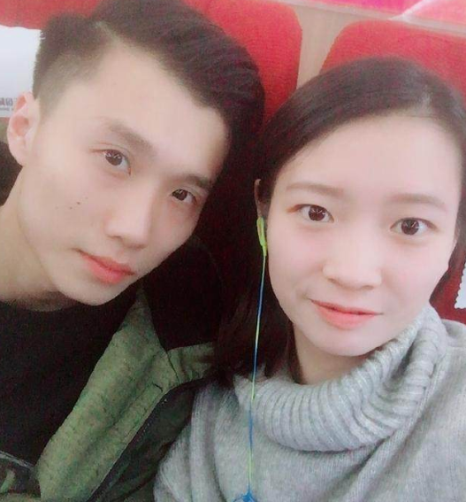 黄雅琼和黄凯祥自拍前有孙俊/葛菲,林丹/谢杏芳,后有张楠/赵芸蕾,谌龙