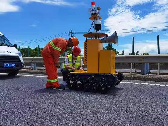 高速施工管理巡檢機器人主要由運動底座,300線激光雷達,雲臺攝像機