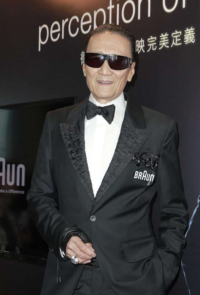 85岁谢贤拄拐杖与助理闲逛全黑造型引路人关注入餐厅险些跌倒