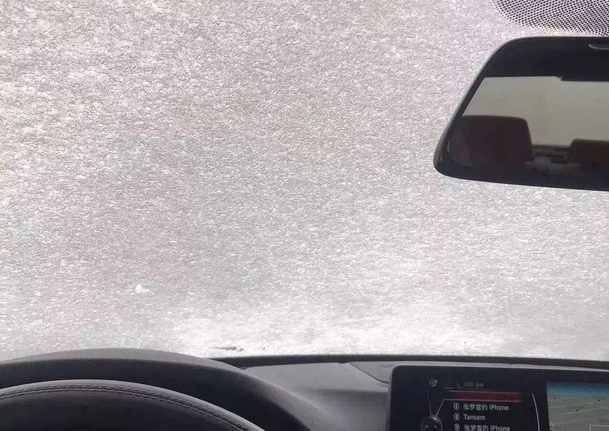 在地表,下过雪之后可能会导致雨刮器被冻住,甚至和挡风玻璃凝结在一起