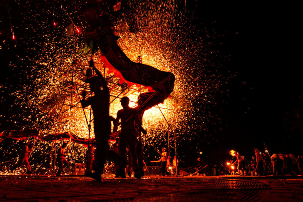 老祖宗的千年绝技光膀赤膊用上千度铁水打出铁树银花