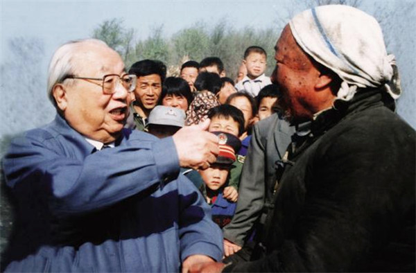 费孝通临终嘱托骨灰分两份67陪67两任妻子一生执着却是初恋杨绛