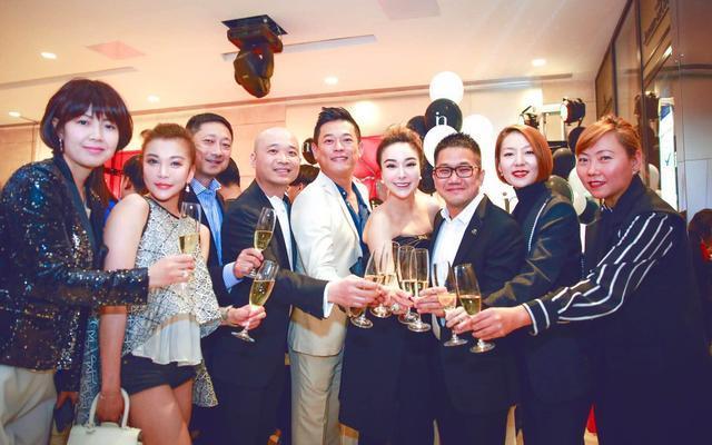 他的老婆张婉茹比他小21岁,是北京电影学院毕业的