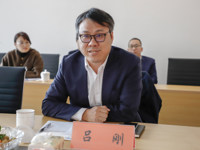 会上,中国工程院院士范滇元积极评价了研究所筹建一年来取得的成效,对