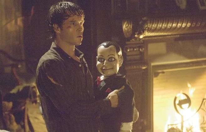 2,《死寂》;一个用人偶演绎的腹语者变成幽灵来复仇的恐怖故事.