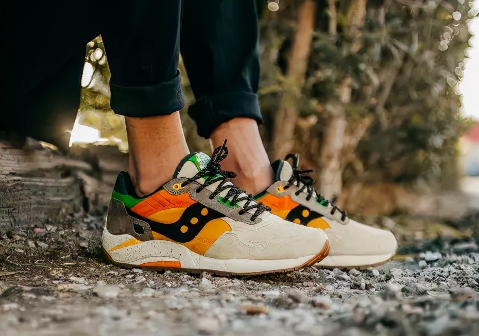 专业慢跑的人群都会选择穿着这个品牌的慢跑鞋；进行长时间的慢跑活动！