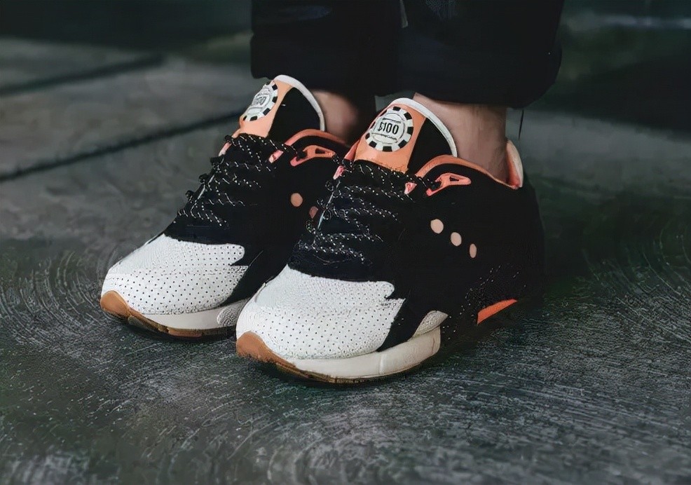 专业慢跑的人群都会选择穿着这个品牌的慢跑鞋；进行长时间的慢跑活动！