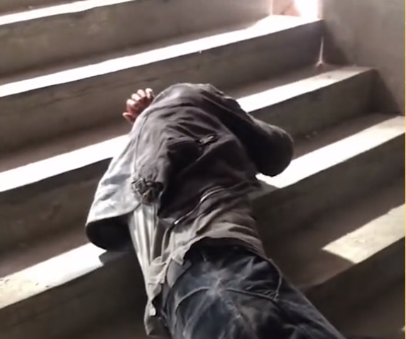 替身演员从高空摔下楼梯疼得下意识捂头剧组人员无一人关心