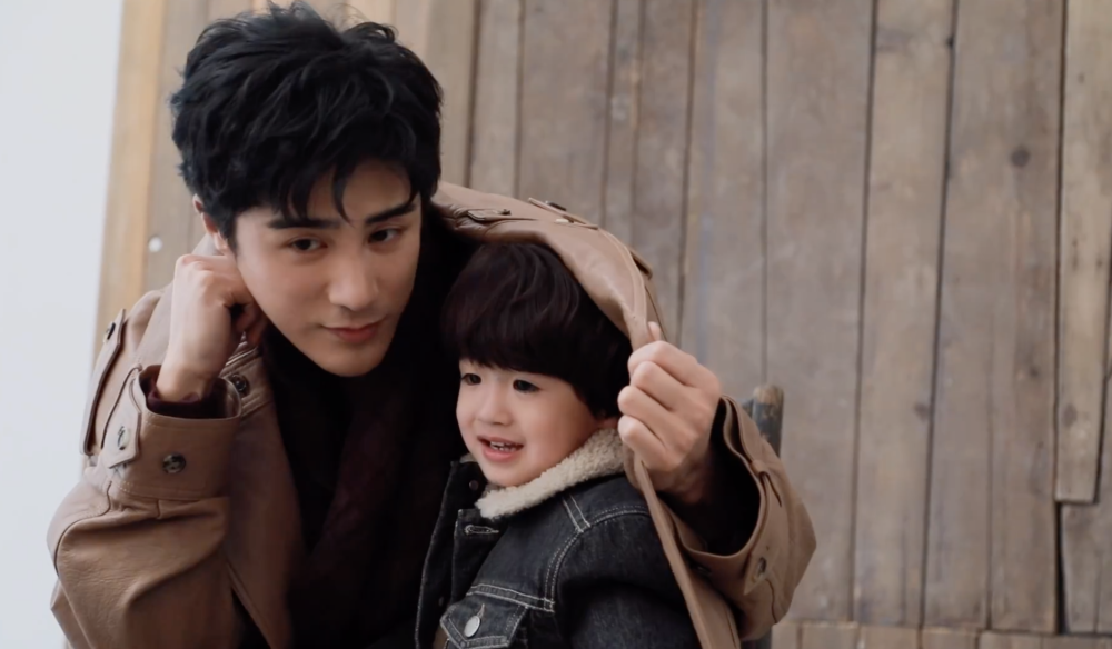 姜潮携子拍写真丹尼尔帅气可爱不输爸爸父子俩堪称颜值天花板