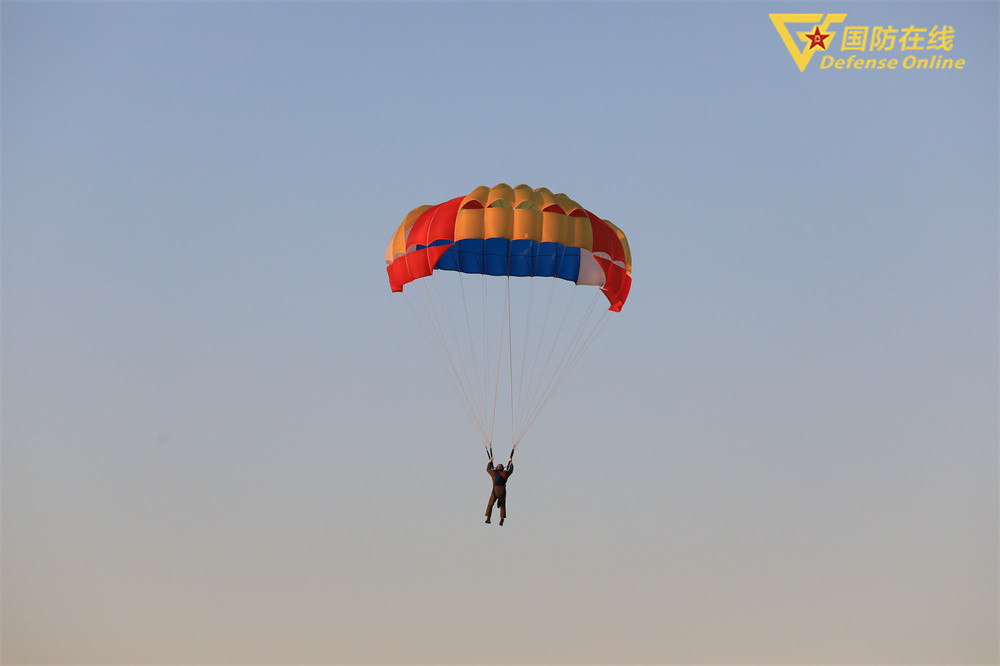 且看舰载战斗机飞行员跳伞训练_腾讯新闻