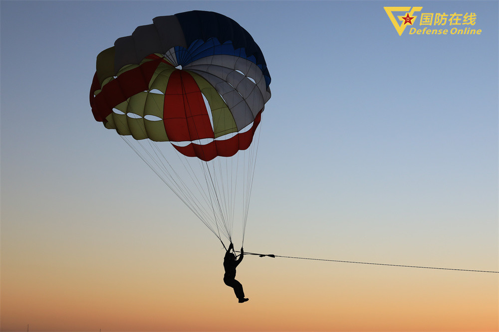 且看舰载战斗机飞行员跳伞训练_腾讯新闻