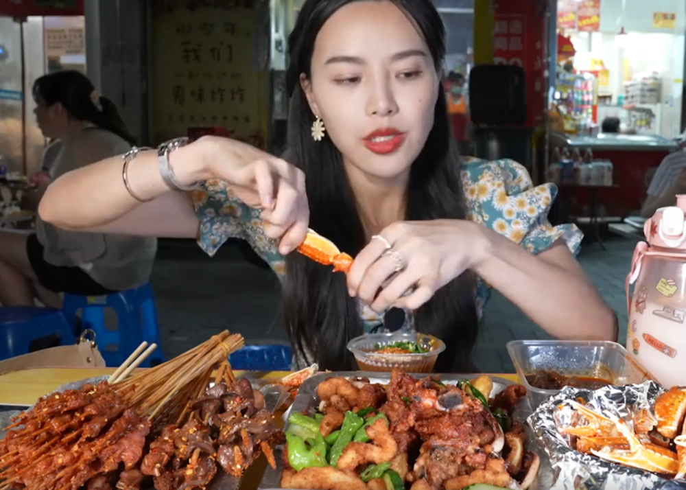 小贝打卡大学食堂4天后该校封控全员检测粉丝喊话快去做检测