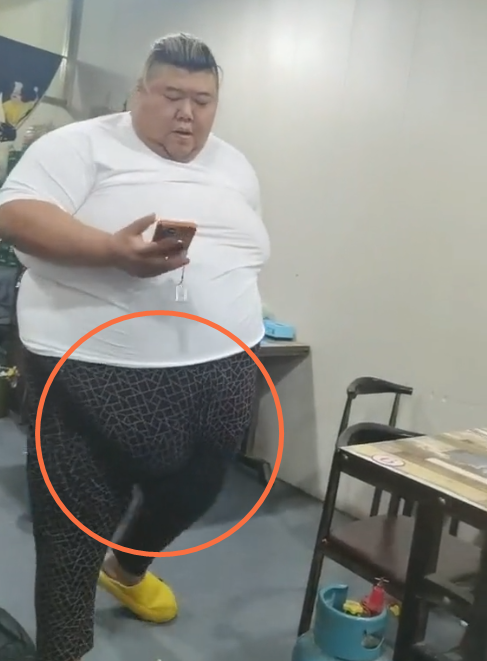 600斤胖猴仔被偶遇衣服埋汰不愿合照肚子上的肉耷拉了下来