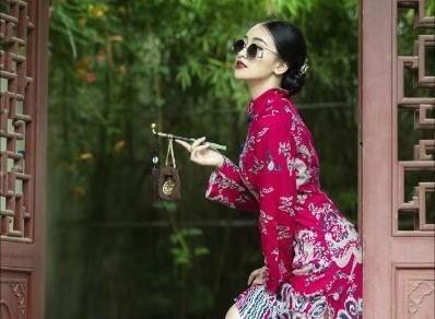 军阀睡觉时有个习惯,自己舒服了,12个老婆却有苦说不出