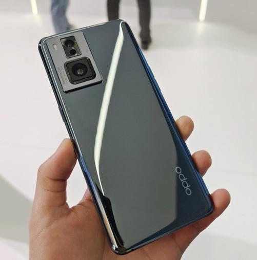 oppo可伸缩镜头手机原型亮相 inno day 2021展台 网友:期待量产