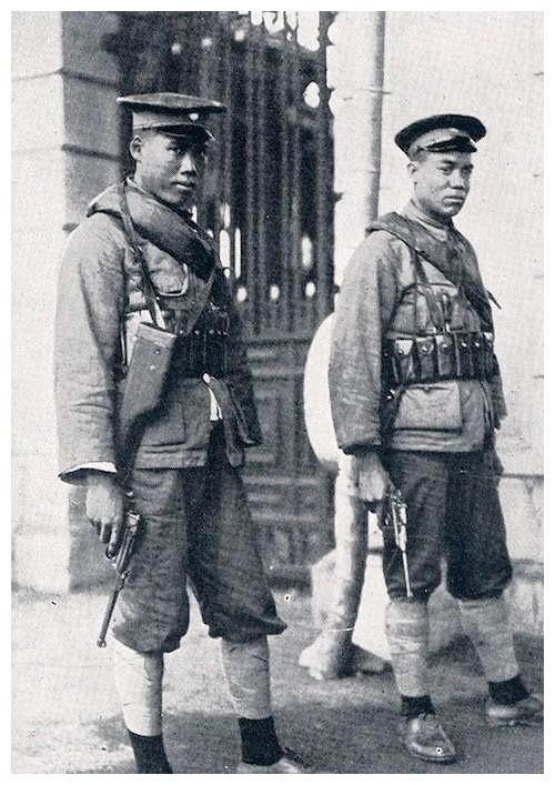 这一张老照片中是两支怎样的枪