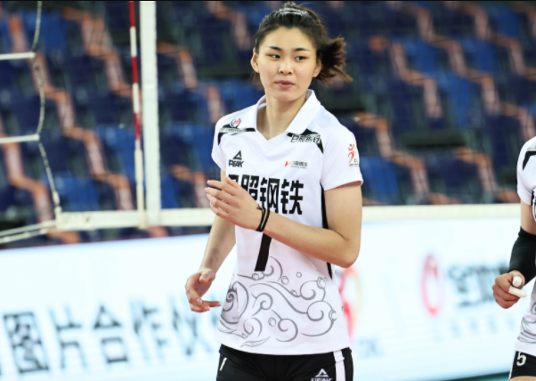 李岩龙几乎就是死抱着钱静雯不放,一直令她首发出战,山东女排的表现也