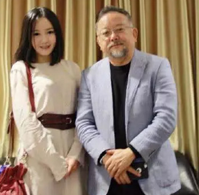 73岁王刚近照小20岁三婚妻子像父女儿子小他60岁