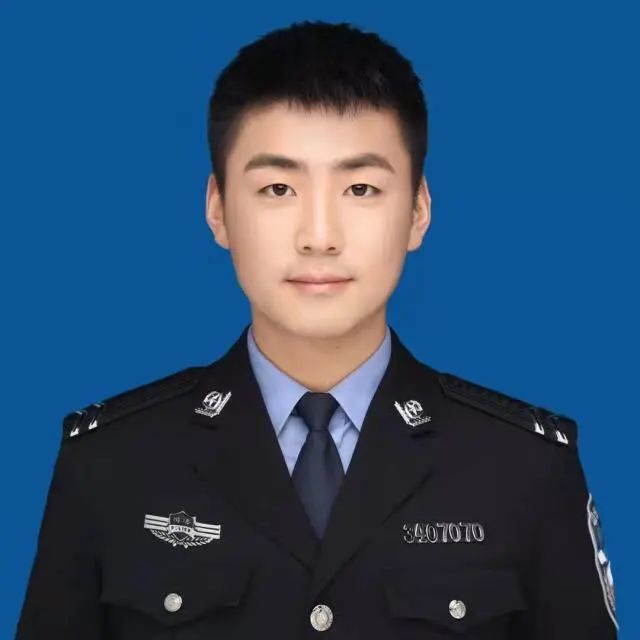95后警察的这个举动帅气