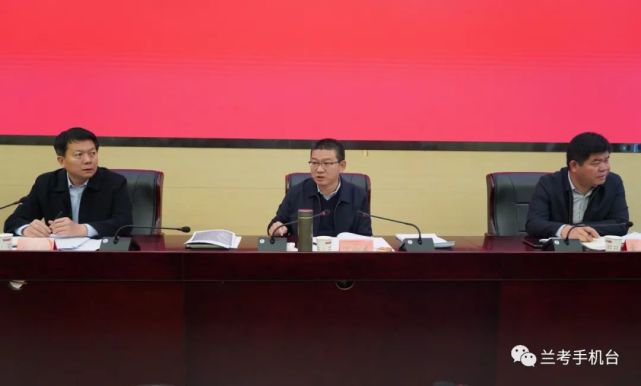 12月15日上午,县委副书记,县长丁向东主持召开问题楼盘处置化解工作