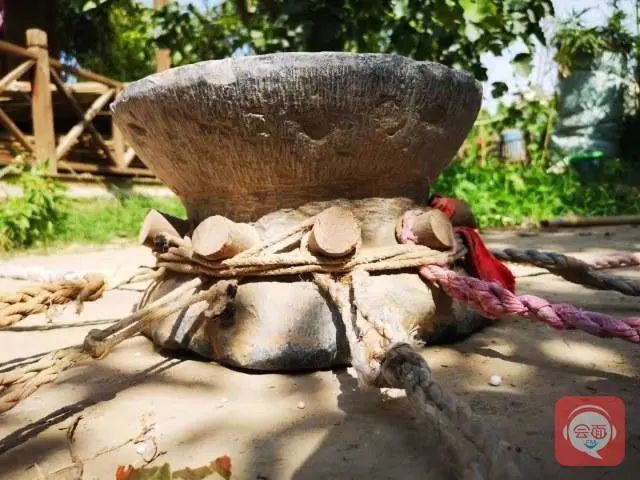 黄河边松软的土地被砸出了一个个硪花,打硪号声闪耀着黄河儿女坚毅