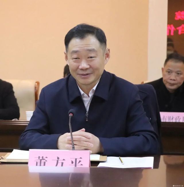 校党委副书记,校长吴基良同赤壁市委副书记,市长葛军签署合作协议