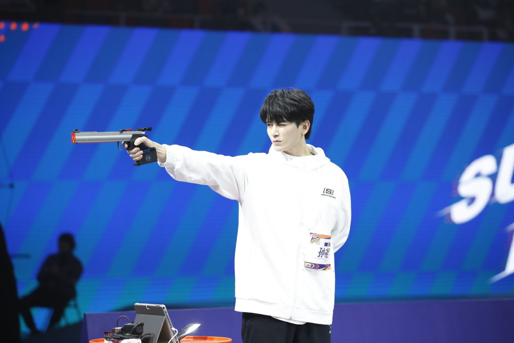 《超新星运动会》预赛名场面:姜京佐变身蜘蛛侠 刘宇航上演快乐射击