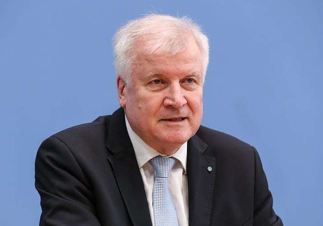 绿党的外交部长候选人贝尔伯克在面对采访时,很夸张很偏激地讲述了