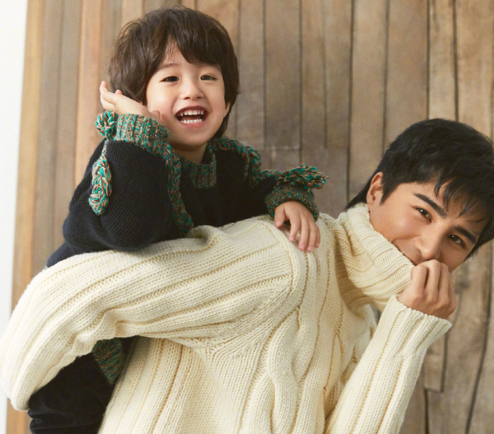 姜潮2岁儿子首次拍摄大片唇红齿白睫毛浓密颜值丝毫不输爸妈