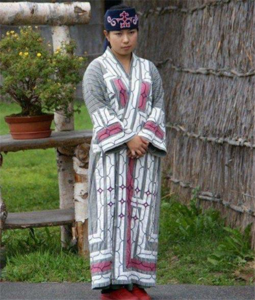 时至今日这些阿伊努人依旧没有得到日本人的认可,一旦认可他们,日本就