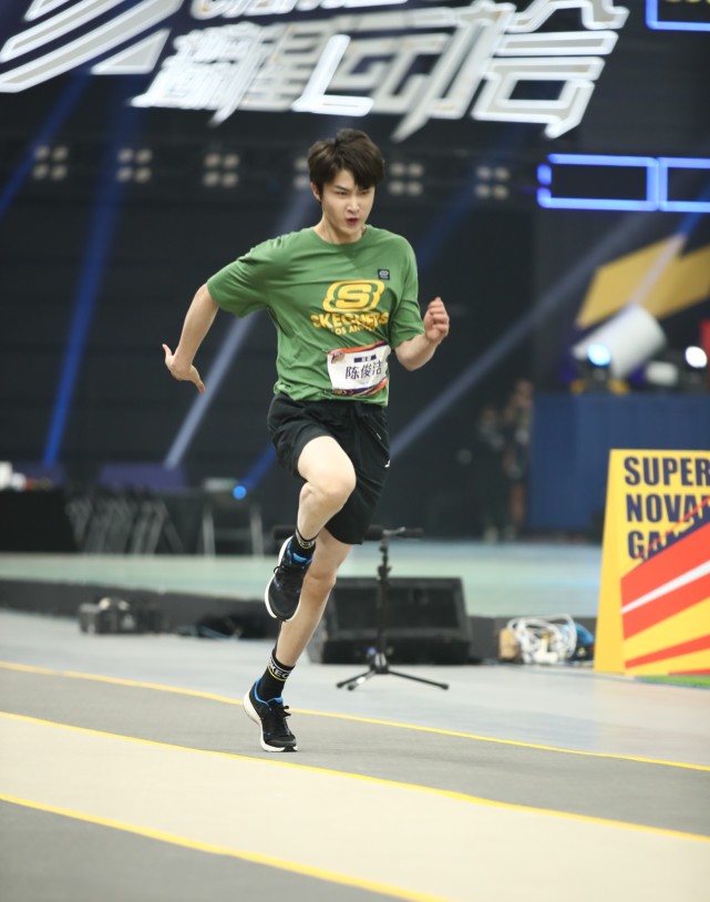 超新星运动会预赛名场面姜京佐变身蜘蛛侠刘宇航上演快乐射击