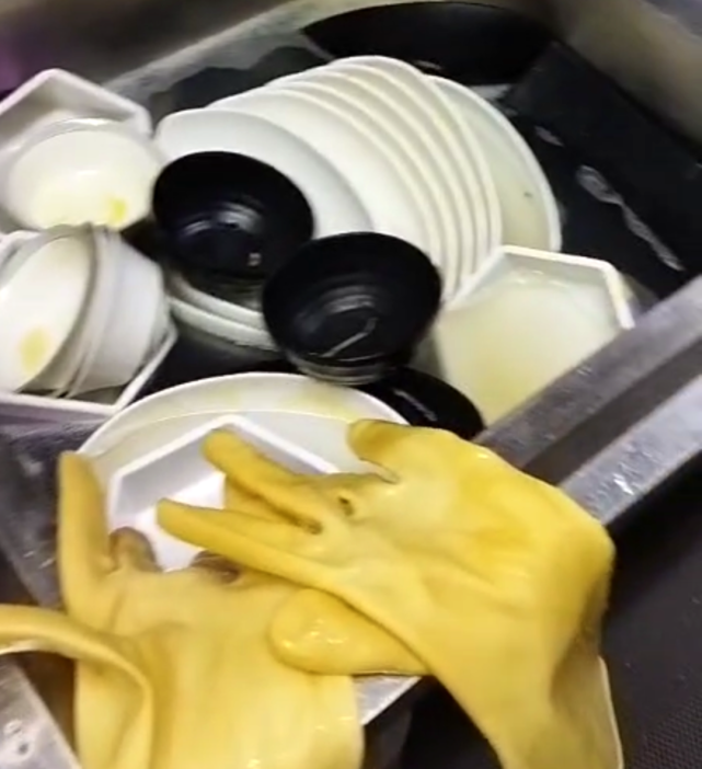 我干过的小时工可多了,给老人做饭,帮人接送小孩,去饭店刷盘子洗碗