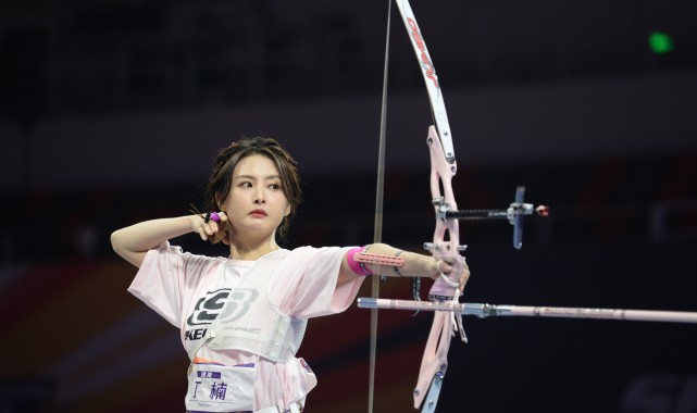 丁楠高颖浠马昕墨表现更加出色,打出两个10环和1个8环,总成绩28环